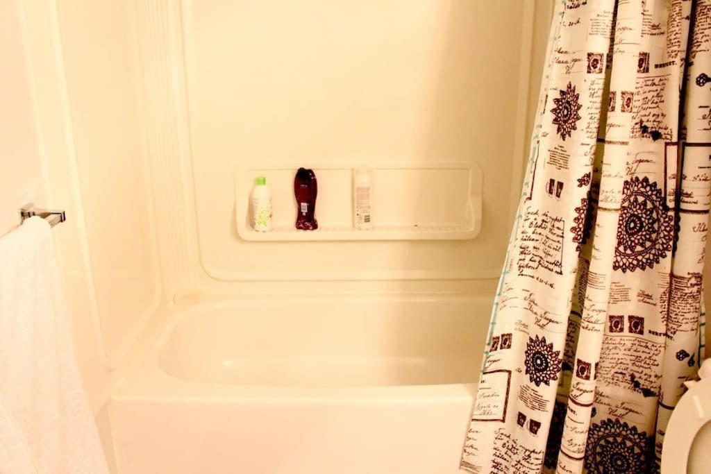 Apartment Artistic Near Downtown Victoria