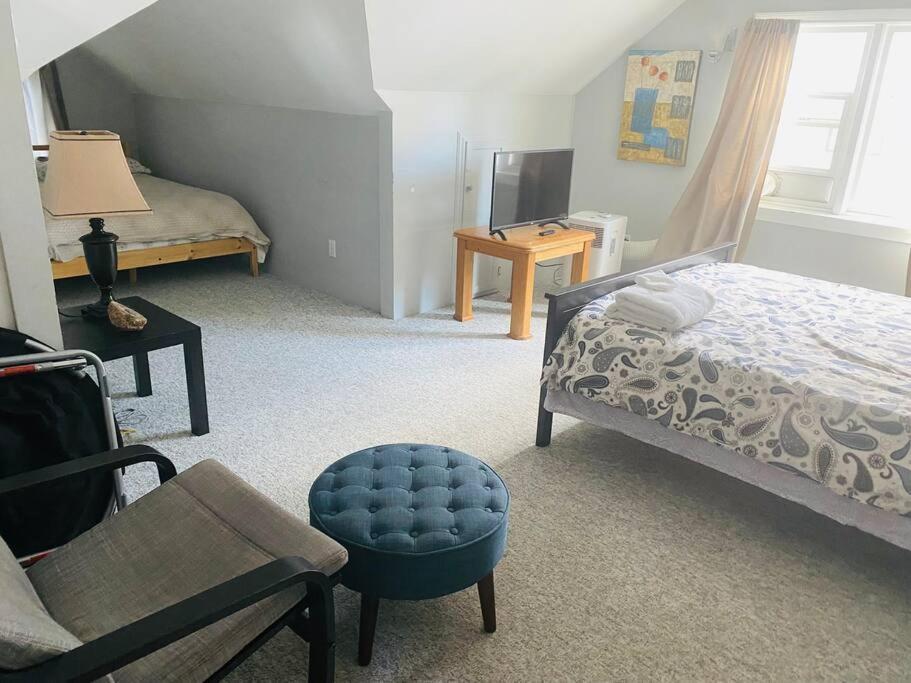 Apartment Artistic Near Downtown Victoria
