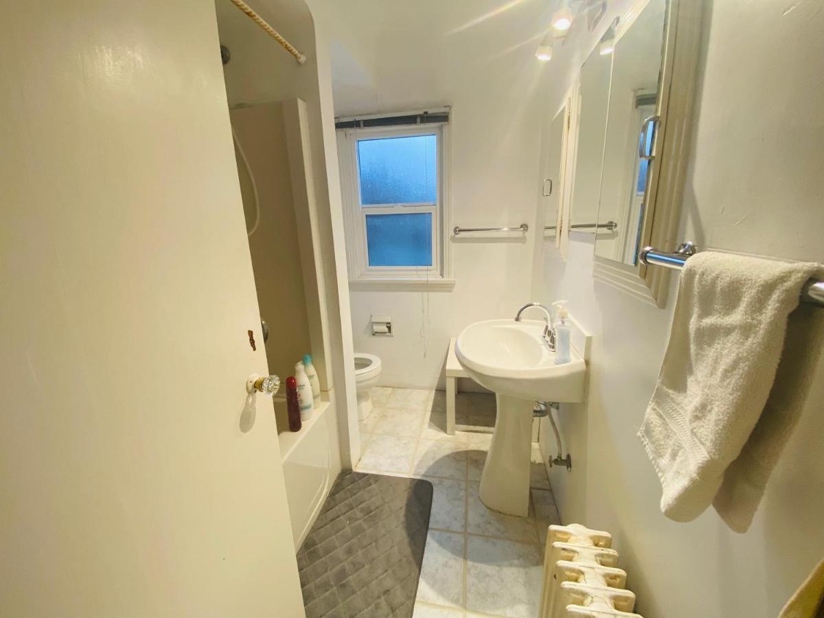 Apartment Artistic Near Downtown Victoria