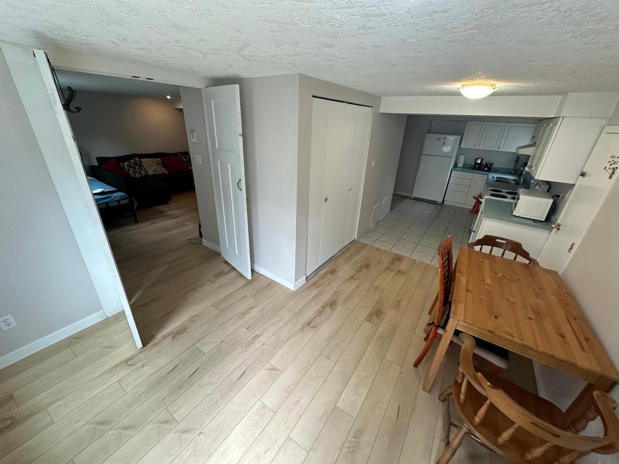 Apartment Artistic Near Downtown Victoria
