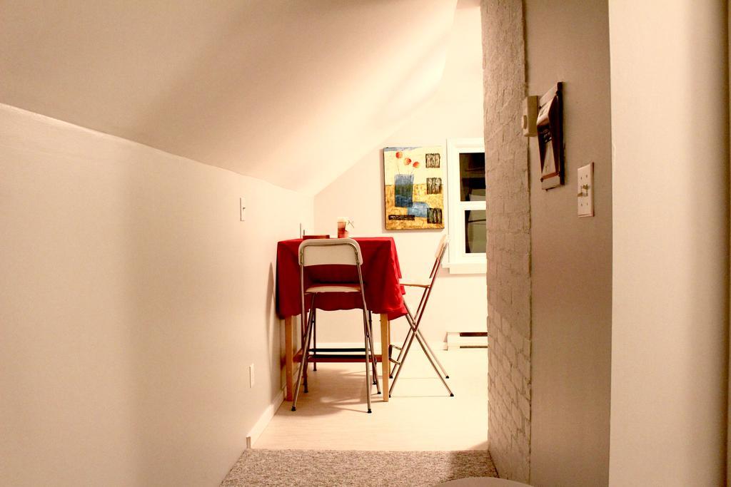 Artistic Near Downtown Apartment *
